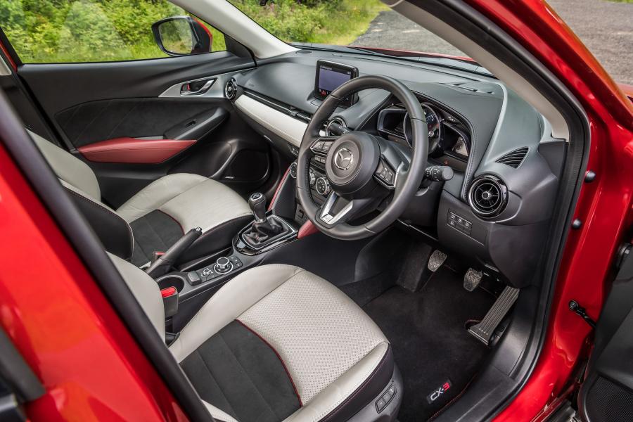 Интерьер Mazda CX-3 2015 года  (UK) (фото 1 из 47)
